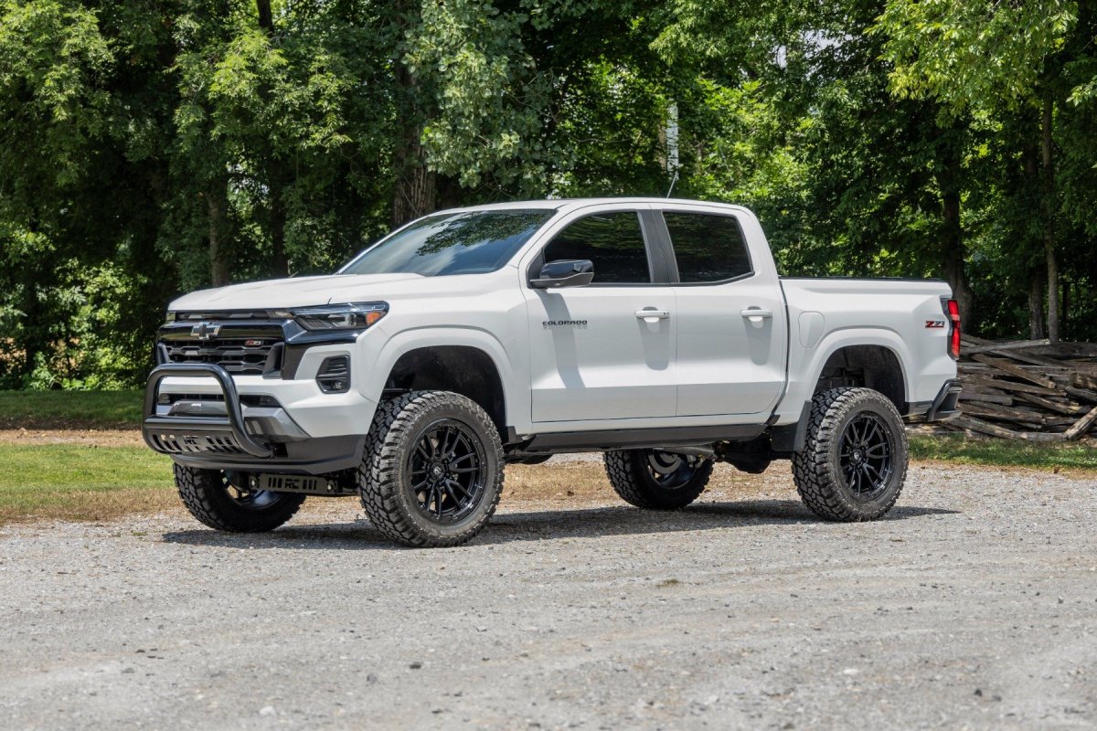 GMC Canyon Suspension Lift Kit - Rough Country - M1 Struts - '23-'24